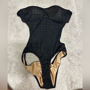 RVCA one piece. Excellent condition. Barely worn!
